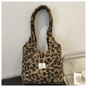 Schicke Einkaufstasche aus Kunstpelz mit Leopardenmuster und HOU-Label für den Herbst