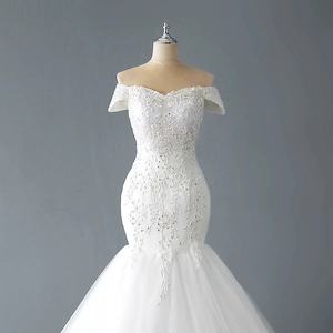 Robe de mariée sirène à épaules dénudées avec dentelle à paillettes et une traîne élégante