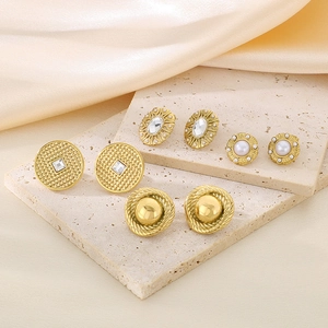 Set of 4 gold stainless steel earrings featuring textured patterns, pearls and zircons