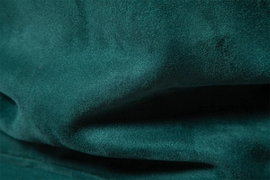 Gros plan du tissu en daim vert foncé montrant la texture douce et l'épaisseur