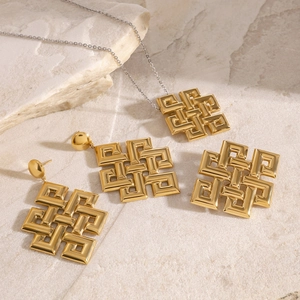 Set di gioielli dorati con nodo celtico traforato, collana con pendente e orecchini a perno