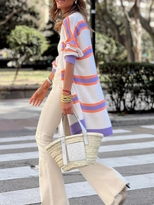 Elegante cardigan lungo a righe in maglia con borsa tote in paglia naturale intrecciata