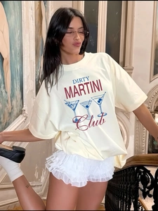 Oversized μπεζ βαμβακερό t-shirt με γραφικό Dirty Martini Club φορεμένο από μοντέλο