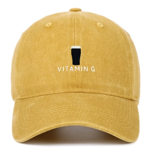 Detail der Vitamin G Bierstickerei auf vintage senfgelber gewaschener Baumwoll-Basecap