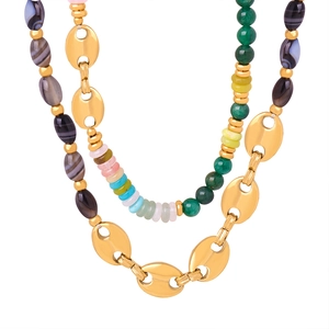 Collier bohème multicouche avec maillons grain de café dorés et perles d'agate colorées