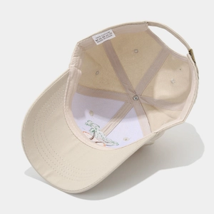 Détail de l'intérieur d'une casquette en coton avec boucle métallique réglable