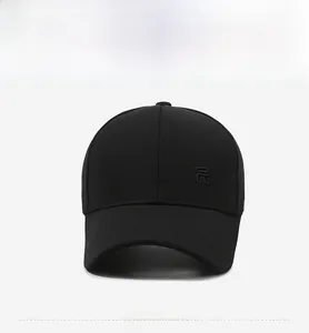 Détail d'une casquette de baseball noire avec broderie R et texture de tissu respirant