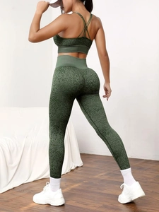 Détail de la brassière de sport croisée et du legging taille haute avec imprimé léopard vert