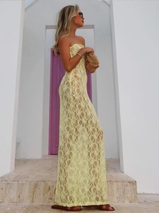 Vue détaillée de côté de la robe longue en dentelle jaune avec motifs crochetés