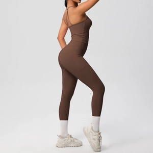 Vue détaillée de l'ensemble de yoga marron café avec débardeur dos croisé et legging