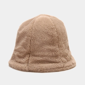 Gros plan d'un bob en peluche marron doux montrant la texture de fausse fourrure d'hiver