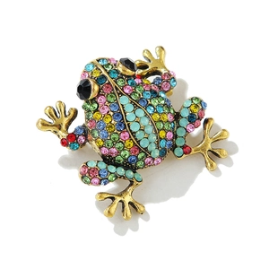 Vue détaillée d'une broche grenouille vintage avec cristaux colorés et finition dorée