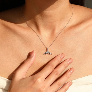 Collana a coda di sirena in argento S925 con zirconi indossata da una modella
