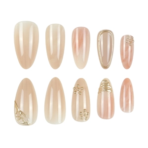 Faux ongles amande courts avec texture marbrée rose et détails en relief dorés élégants