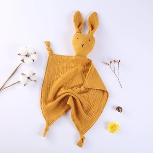 Doudou lapin bébé en gaze de coton jaune avec coins noués vue de dessus