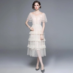 Elegantes aprikosenfarbenes Spitzenkleid mit Stufenrock und Rüschenärmeln für Damen