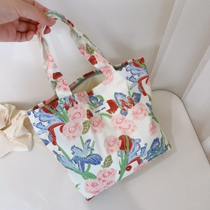 Détail du sac cabas floral avec motifs de roses roses et étiquette Simple Wish