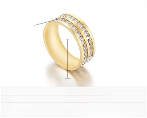 Detail eines 8mm vergoldeten Edelstahlrings mit zweireihigem Zirkonia-Inlay-Design