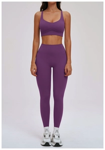 Détail de l'ensemble de yoga violet avec brassière à col en U et legging taille haute
