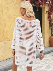 Détail de la tunique de plage blanche au crochet montrant la texture de maille ajourée