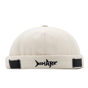 Bonnet docker blanc cassé sans bord avec broderie SHARK et sangles réglables latérales