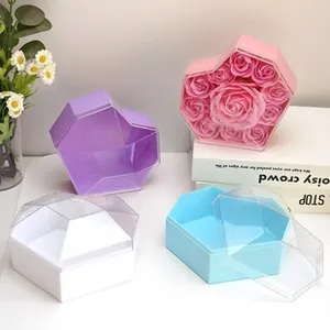 Primer plano de cajas de regalo de corazón en colores pastel con tapas talladas en diamante