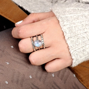 Vue rapprochée d'une bague bohème à plusieurs couches avec perles et pierre de lune bleue