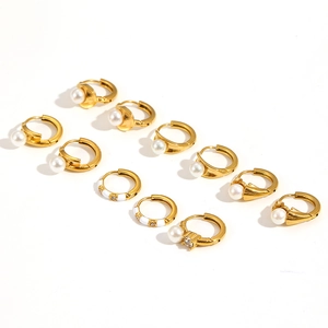Créoles minimalistes en acier doré 18k avec perles, émail et détails en zircons