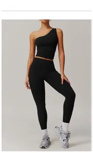 Détail du legging de yoga noir taille haute avec poche latérale et haut de sport asymétrique