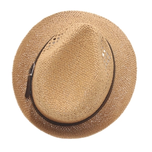 Détail du chapeau de paille tressé avec ruban en cuir marron et boucle en métal argenté