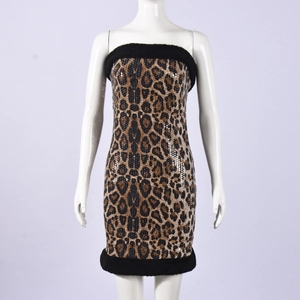 Detail van luipaard strapless jurk met zwarte imitatiebont rand en glinsterende lovertjes