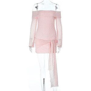 Détail d'une mini-robe rose à épaules dénudées avec maille texturée et lien à la taille