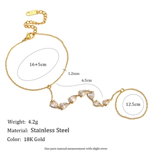 Bracelet bague en acier inoxydable plaqué or 18 carats avec zircon goutte d'eau sur fond blanc
