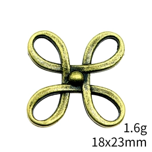 Detailed macro view of bronze knot alloy pendant showing 18x23mm size and 1.6g weight