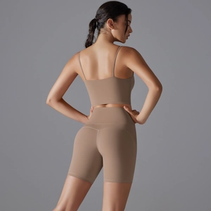 Vista posteriore del set yoga kaki a vita alta che mostra la vestibilità aderente