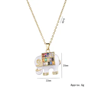 Collana con pendente a elefante dorato con smalto bianco e zirconi colorati