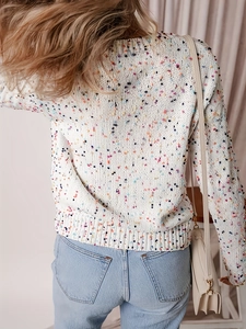 Maglione da donna in maglia bianca con pois colorati e finiture a costine sul retro