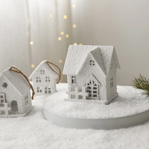 Lot de trois ornements de maison de Noël en bois blanc avec texture neige et cordes
