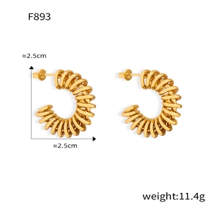 Détail des boucles d'oreilles spirale en forme de C dorées mesurant 2,5cm sur 2,5cm