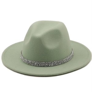 Détail du chapeau fedora vert sauge avec ruban décoratif de paillettes argentées brillantes