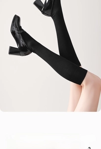 Détail de chaussettes de compression noires portées avec des chaussures Mary Jane