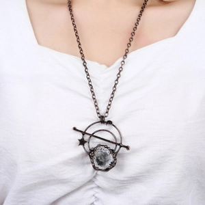 Retro bronzen ketting met halve manen, sterren en een hanger van ruwe kristalsteen