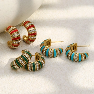 Boucles d'oreilles créoles C en émail plaqué or 18K avec strass en rouge vert et bleu