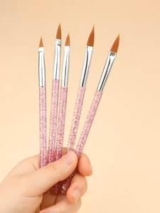 Détail de 5 pinceaux de nail art avec manches rose pailleté et poils synthétiques fins