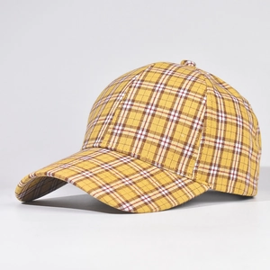 Dettaglio del cappellino da baseball in tela di cotone a scacchi gialli e rossi con cuciture