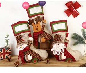 Détail de trois chaussettes de Noël festives avec figurines de bonhomme de neige et cerf