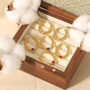 Boucles d'oreilles créoles perlées en acier doré 18 carats avec zircons en boîte cadeau