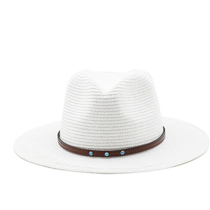 Dettaglio della trama del cappello Panama bianco con fascia in pelle e perline turchesi