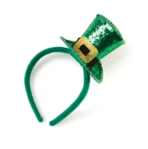 Macro del cerchietto di San Patrizio con cappello verde di paillettes e fibbia dorata