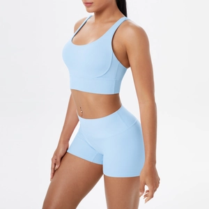 Ensemble de yoga bleu clair pour femme avec brassière de sport et short de fitness gainant